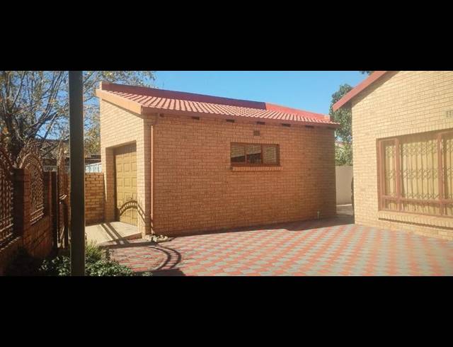 3 BEDROOM HOUSE FOR SALE IN DOBSONVILLE EXT 3